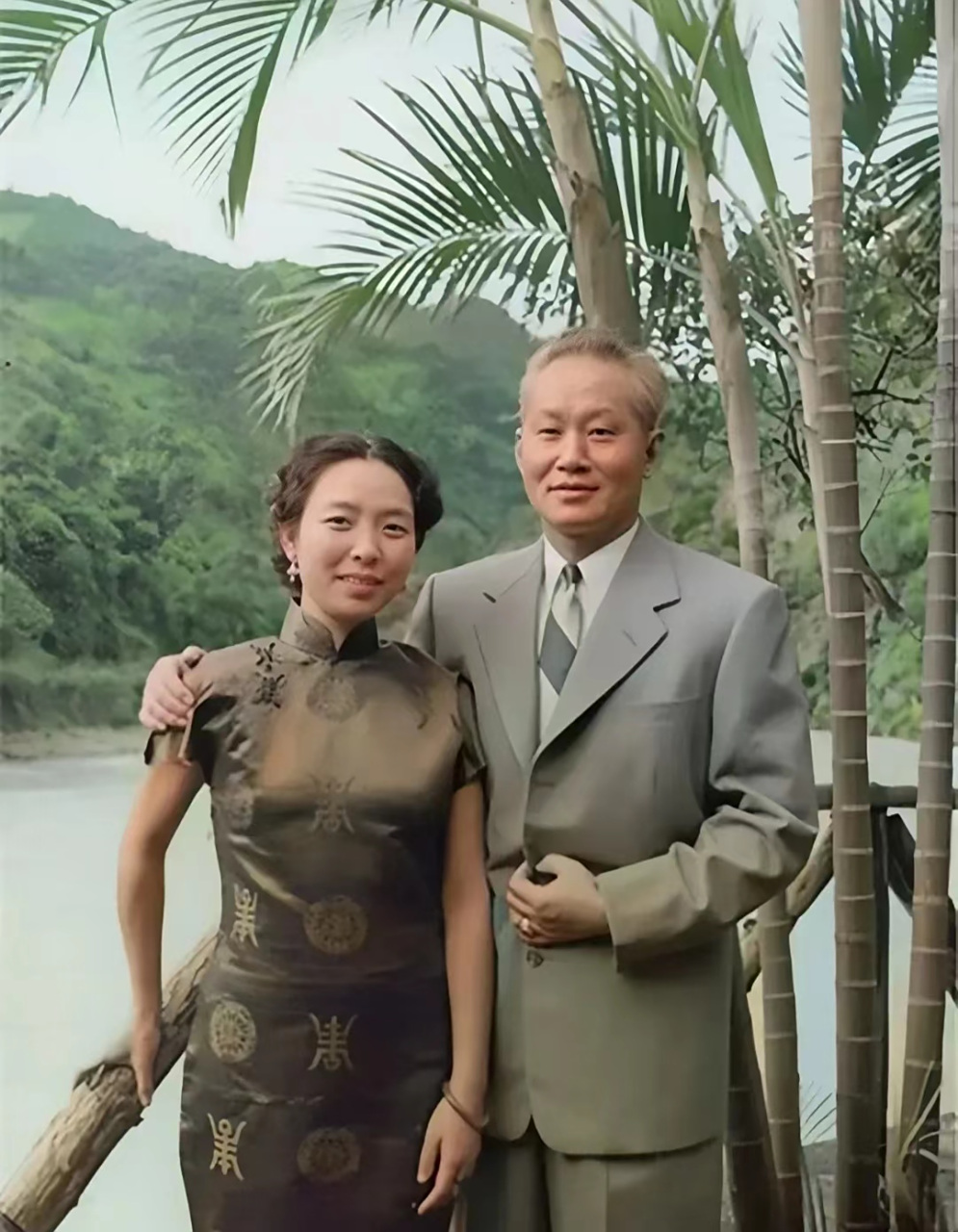 孙立人将军与原配夫人张晶英在游玩时的一张珍贵合影.