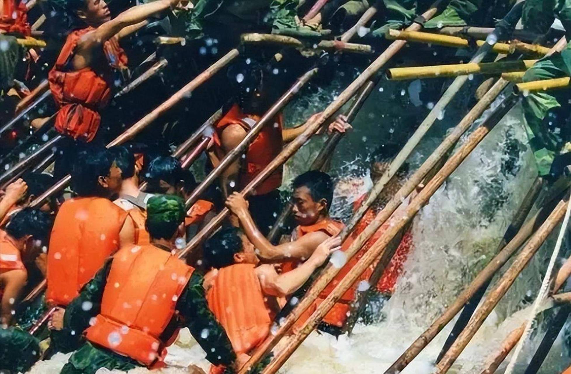 98年抗洪:200万军民筑起冲不垮的堤坝. 那一年你是否还有记忆?