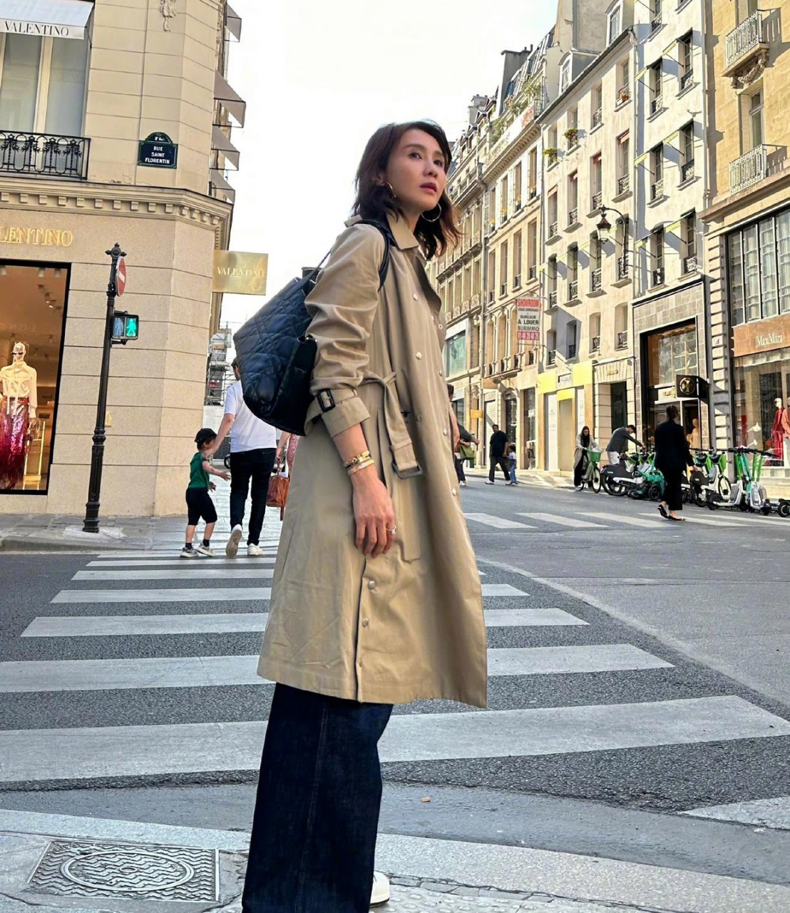 黎姿这打扮,简约又大气!