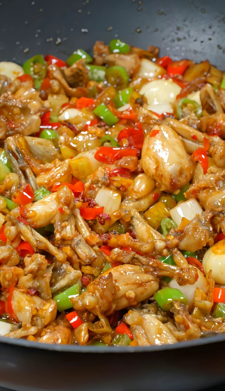 0难度的爆炒牛蛙,好吃到停不下来  1,牛蛙清洗切好,用料酒,白胡椒粉,