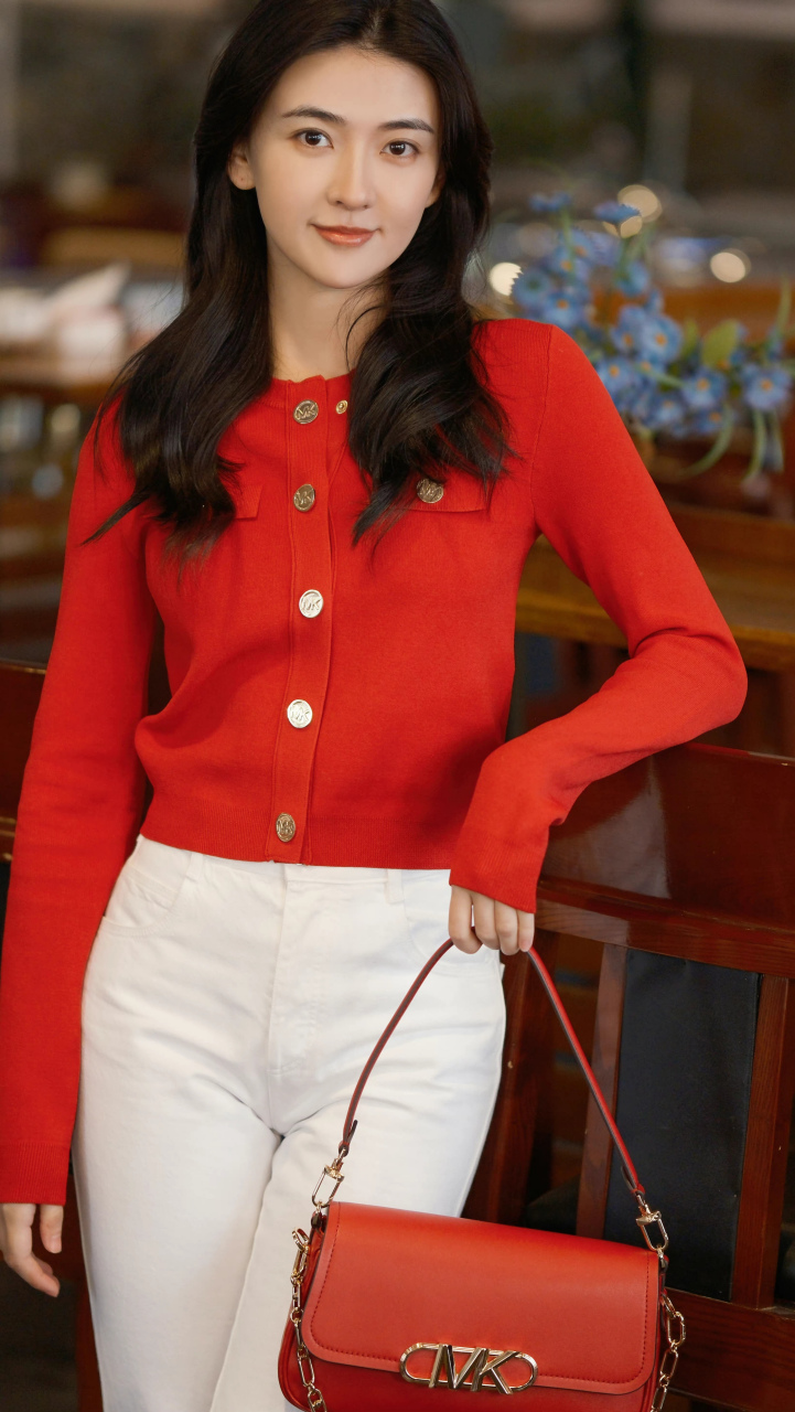 梁洁红色上衣,靓丽甜美#新年开运装