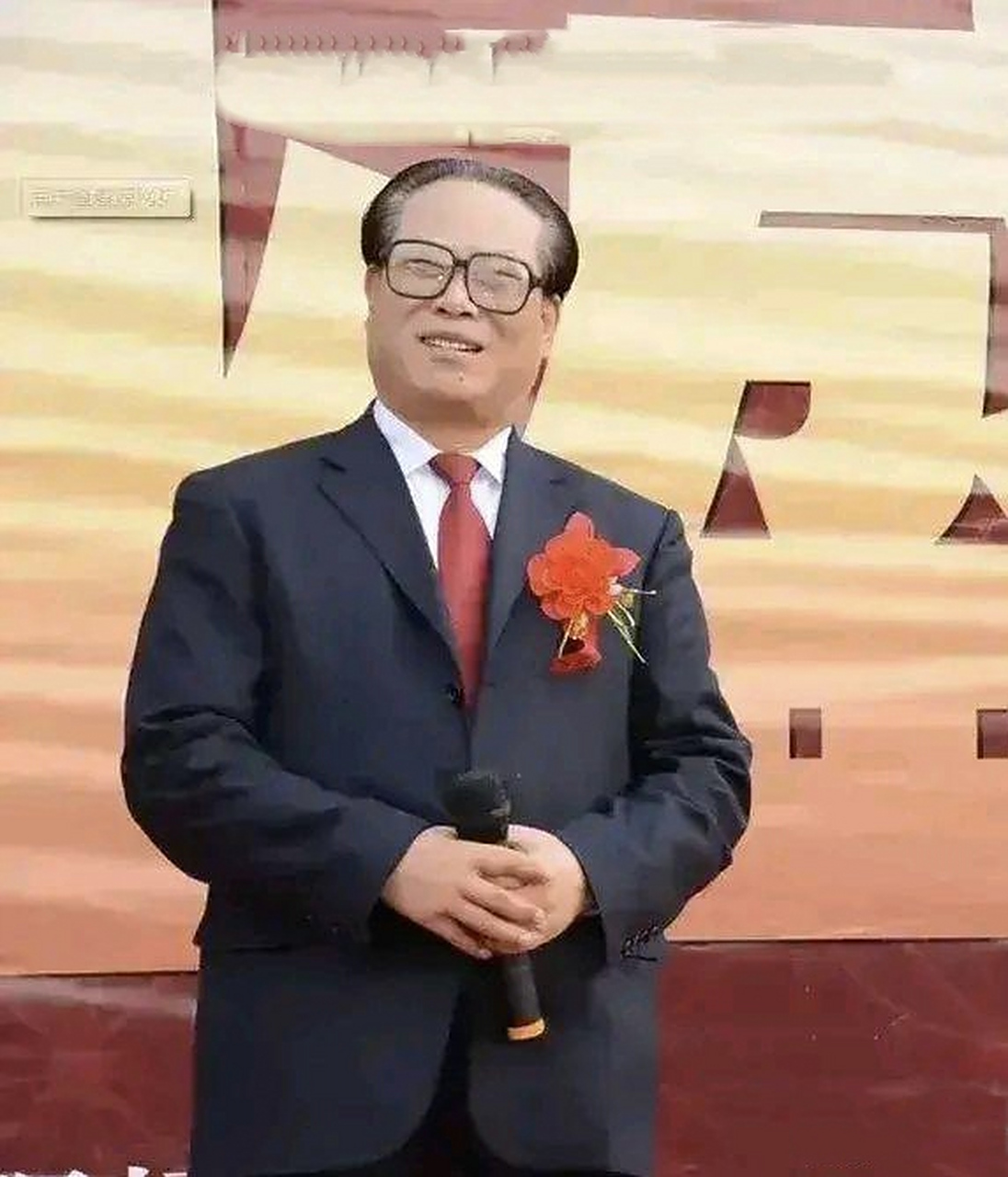 他叫卯秋民,外表酷似江老,靠模仿伟人而走红大江南北,由他饰演的江老