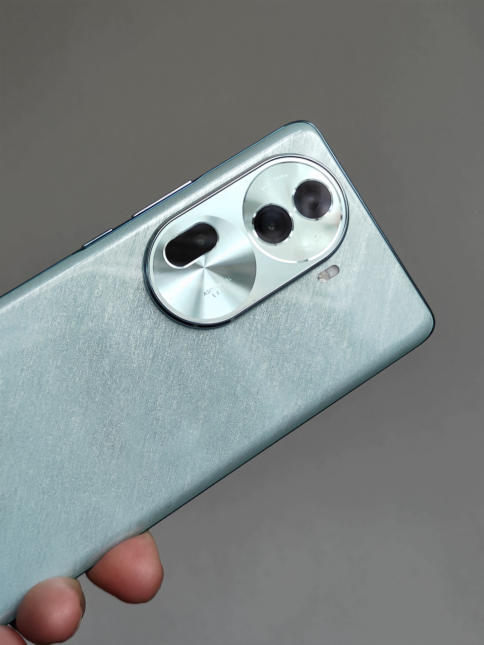 oppo reno11荧石青上手,最喜欢这个颜色,稍微倾斜下角度,就可以看到