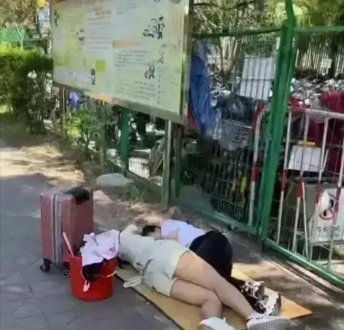 没钱交房租,被房东赶出来了吗?