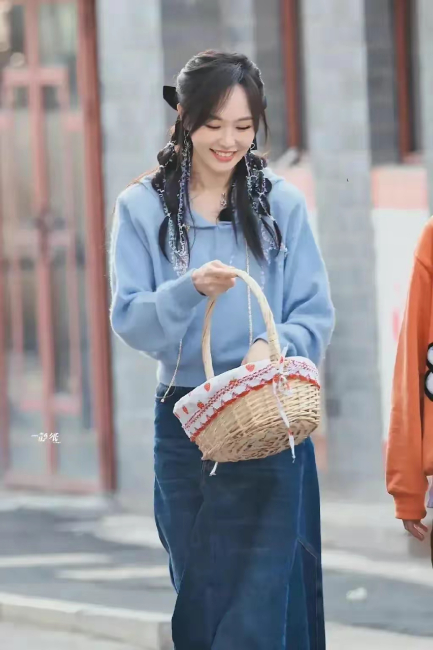 唐嫣真是越活越年轻,看看她的"学生装"造型  唐嫣真是越活越年轻,越活