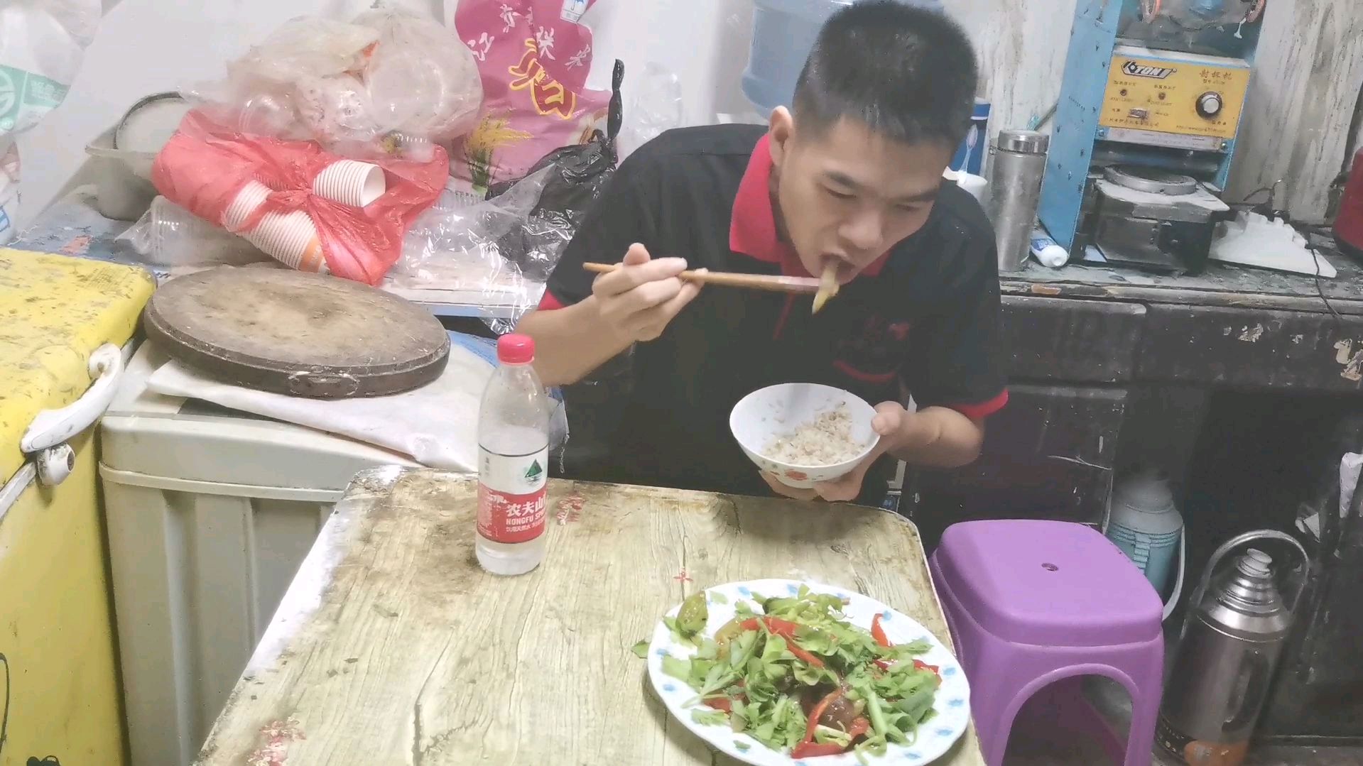 小伙今天做爆炒香肠,又香又好吃,特下饭,吃起来太过瘾了