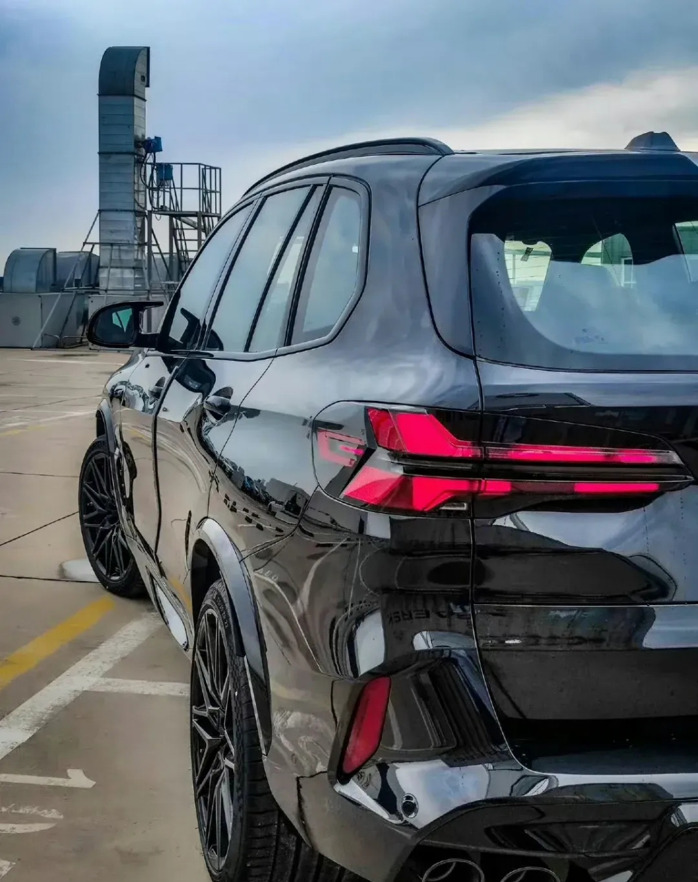 宝马x5m是宝马x5的高性能版本,其2023款和2022款车型的厂商指导价均