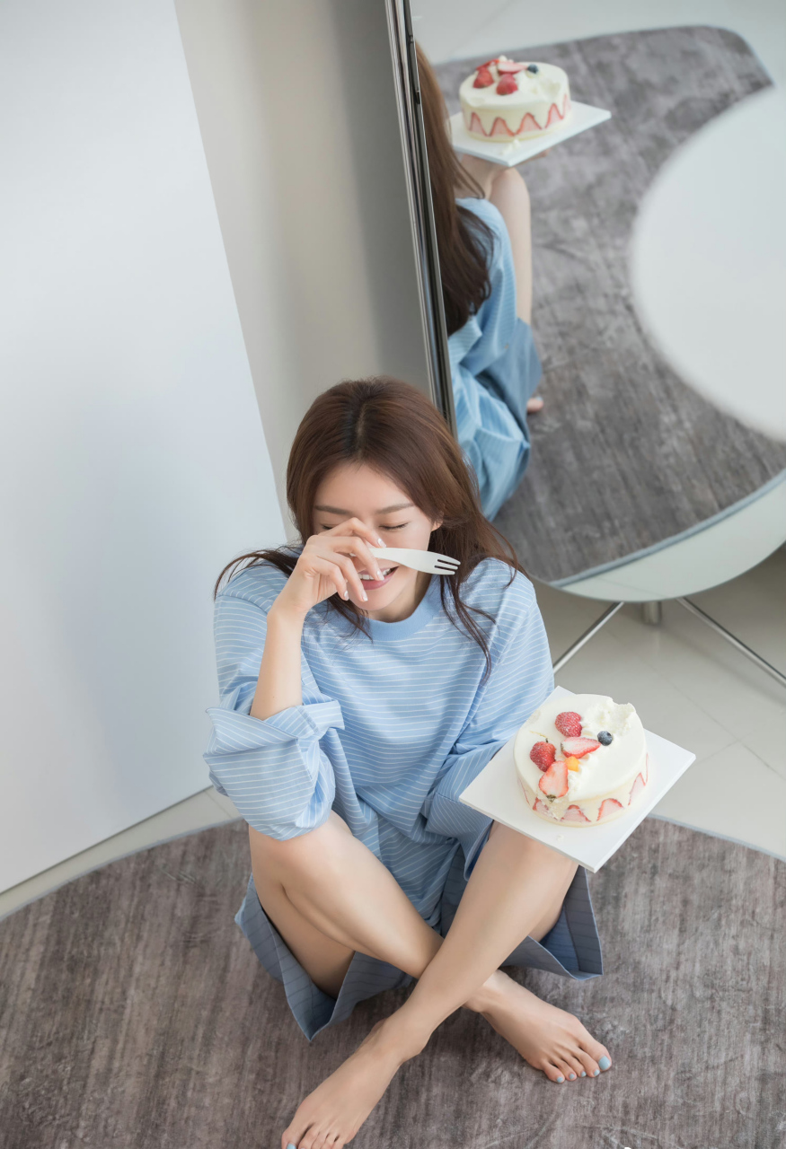 演员秦岚光脚拍摄写真集,身高165cm的她却有着一双