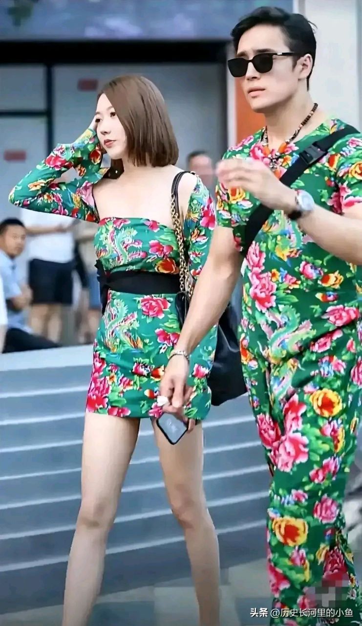 成都太古里街头,一对穿着情侣装的男女,太吸引眼球了,花花绿绿的衣服