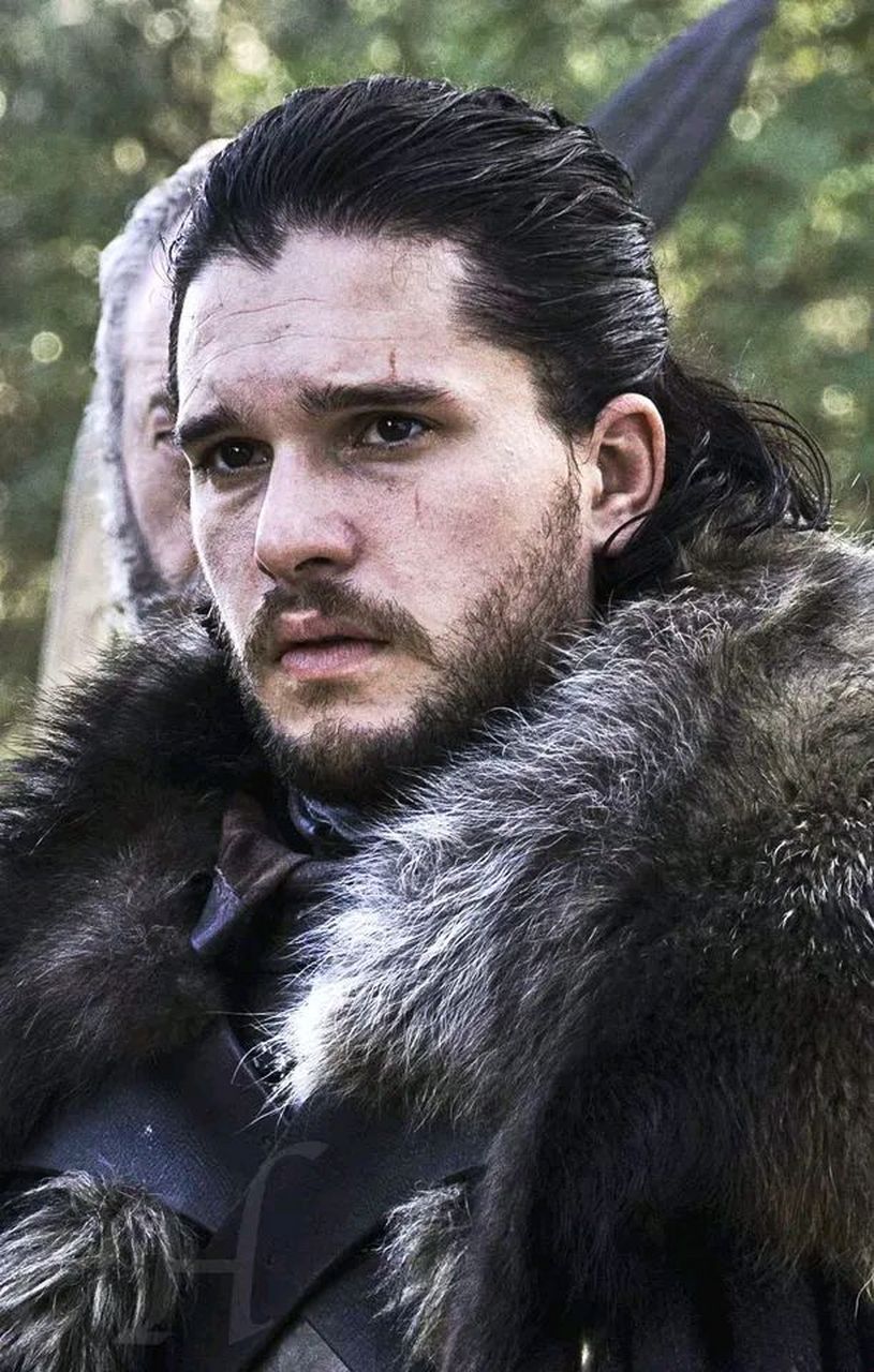 演员基特哈灵顿,扮演雪诺的那位,开车去妈妈家,一不留神,开快了,一个