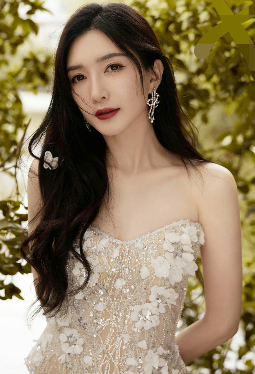 江疏影穿高开叉裙秀身材,大长腿迷人,重新定义性感.