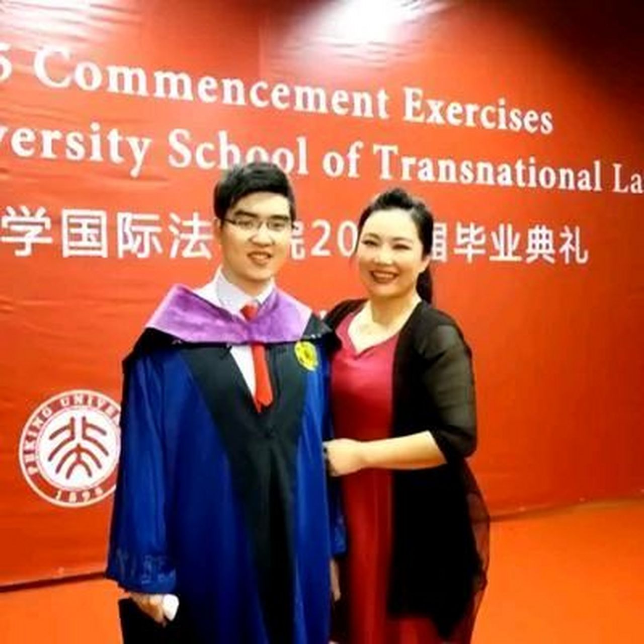 邹翃燕,是一名人民教师.