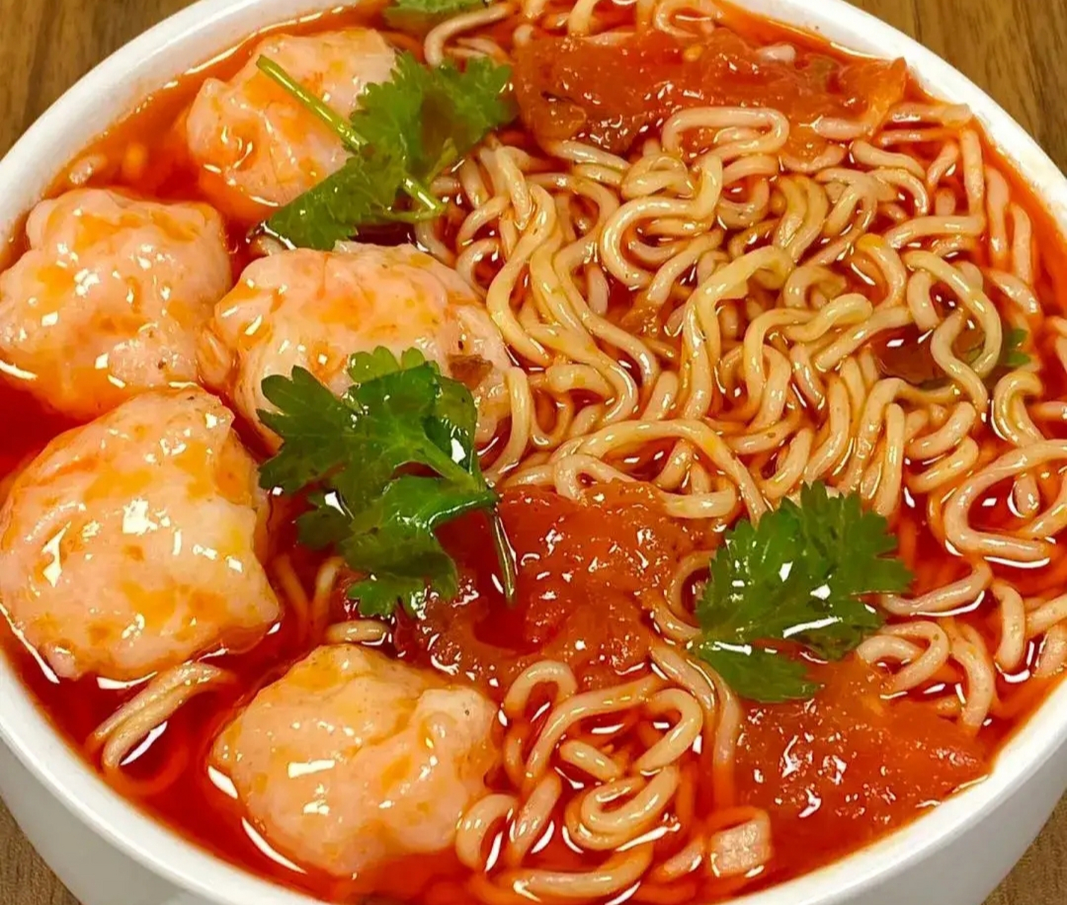 我的美食分享#  虾滑酸辣面  食材:虾滑,番茄,泡面  做法:  1:起锅