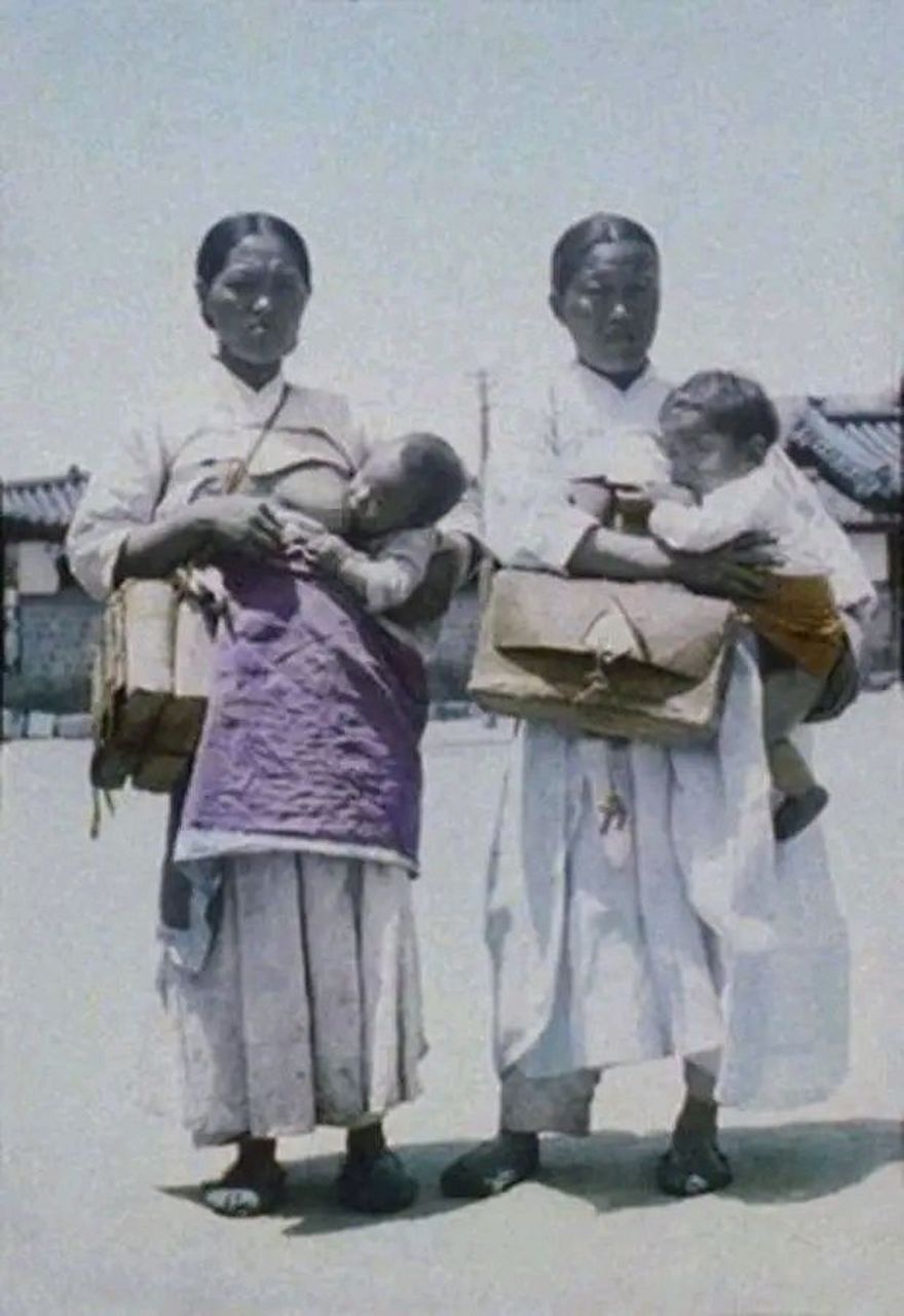 你没有看错,这才是韩国古代女性的传统服饰,而我们在古装韩剧里面看到