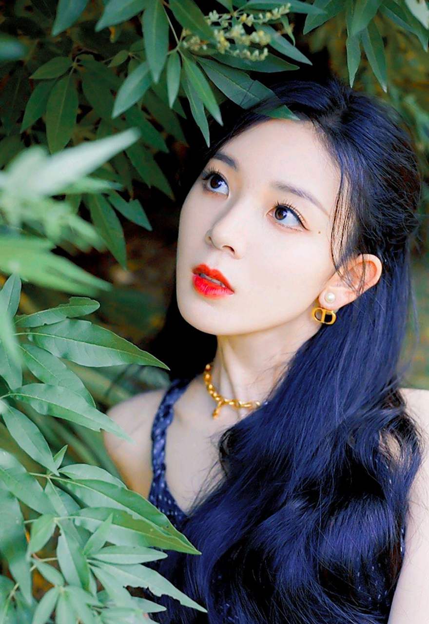 陈瑶穿上时装后更加性感撩人,完美地展现了她那凹凸有致的好身材.