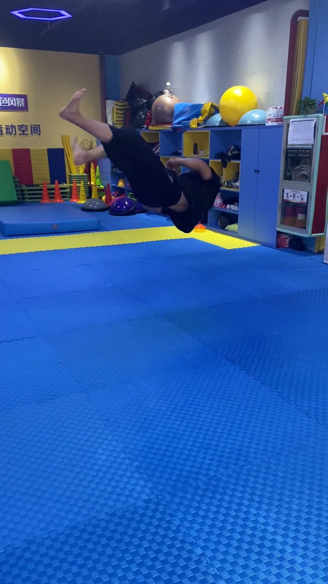 自学的空翻踢月转体