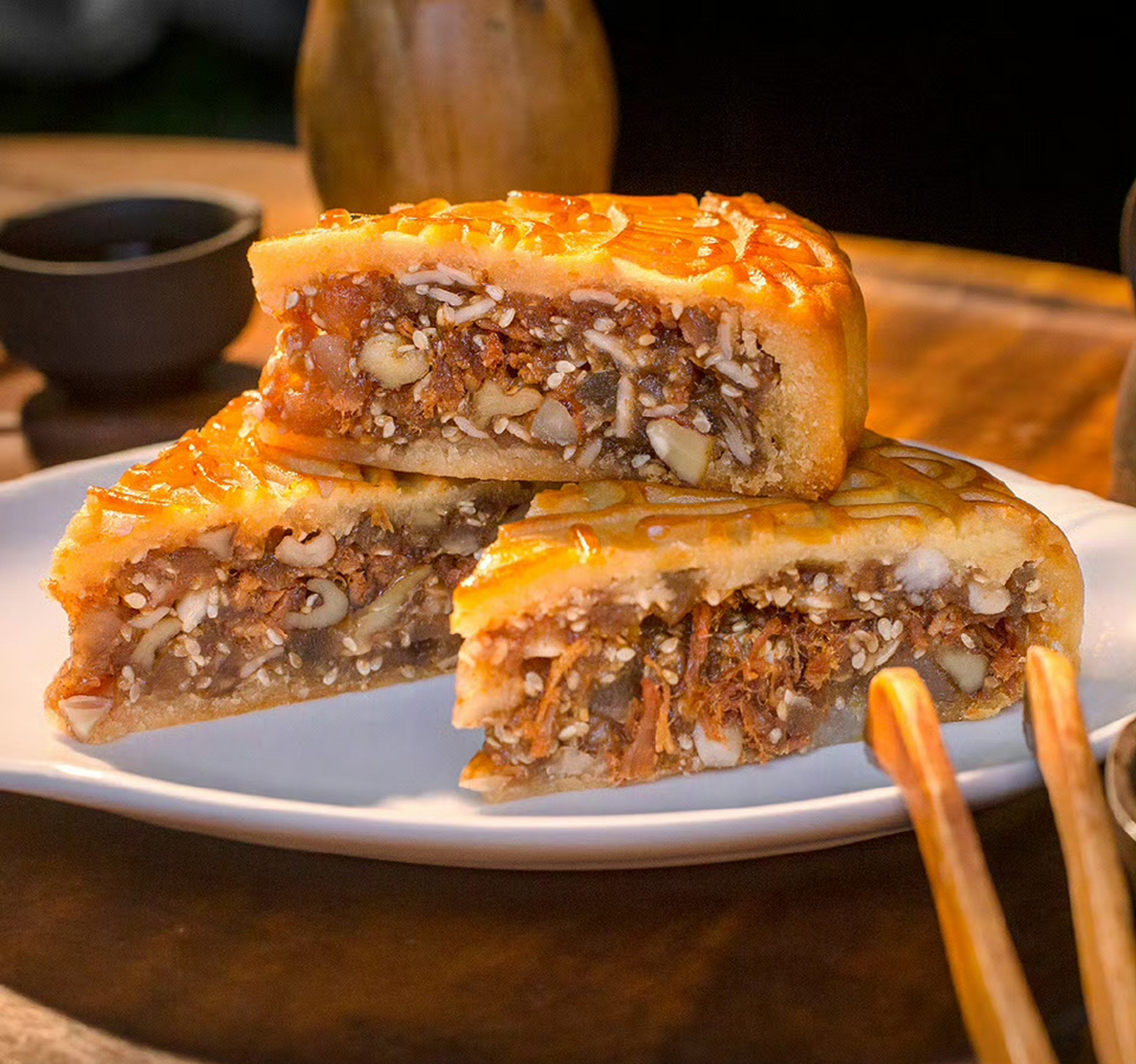 合浦大月饼,饼面棕黄或金黄略带泛红,色泽均匀,腰部