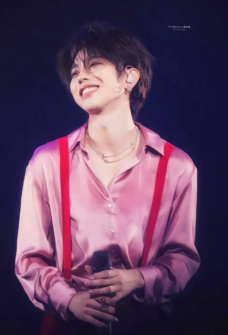 蔡徐坤# #蔡徐坤荔枝色的皮肤# #蔡徐坤2023迷巡回演唱会# 太帅了,坤