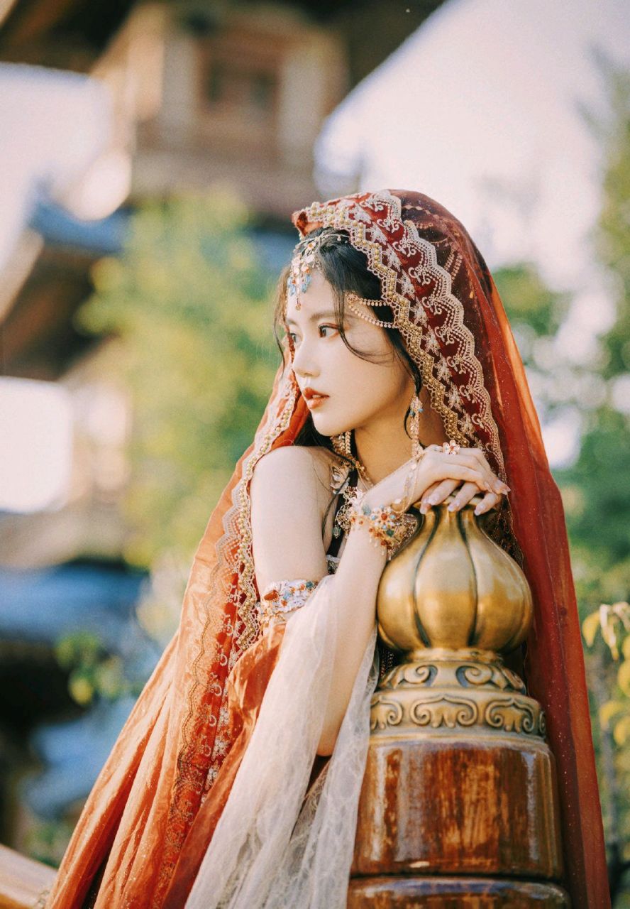 孙珍妮身穿红色古装,一身异域风情,不管是头纱还是长裙都是那么飘逸