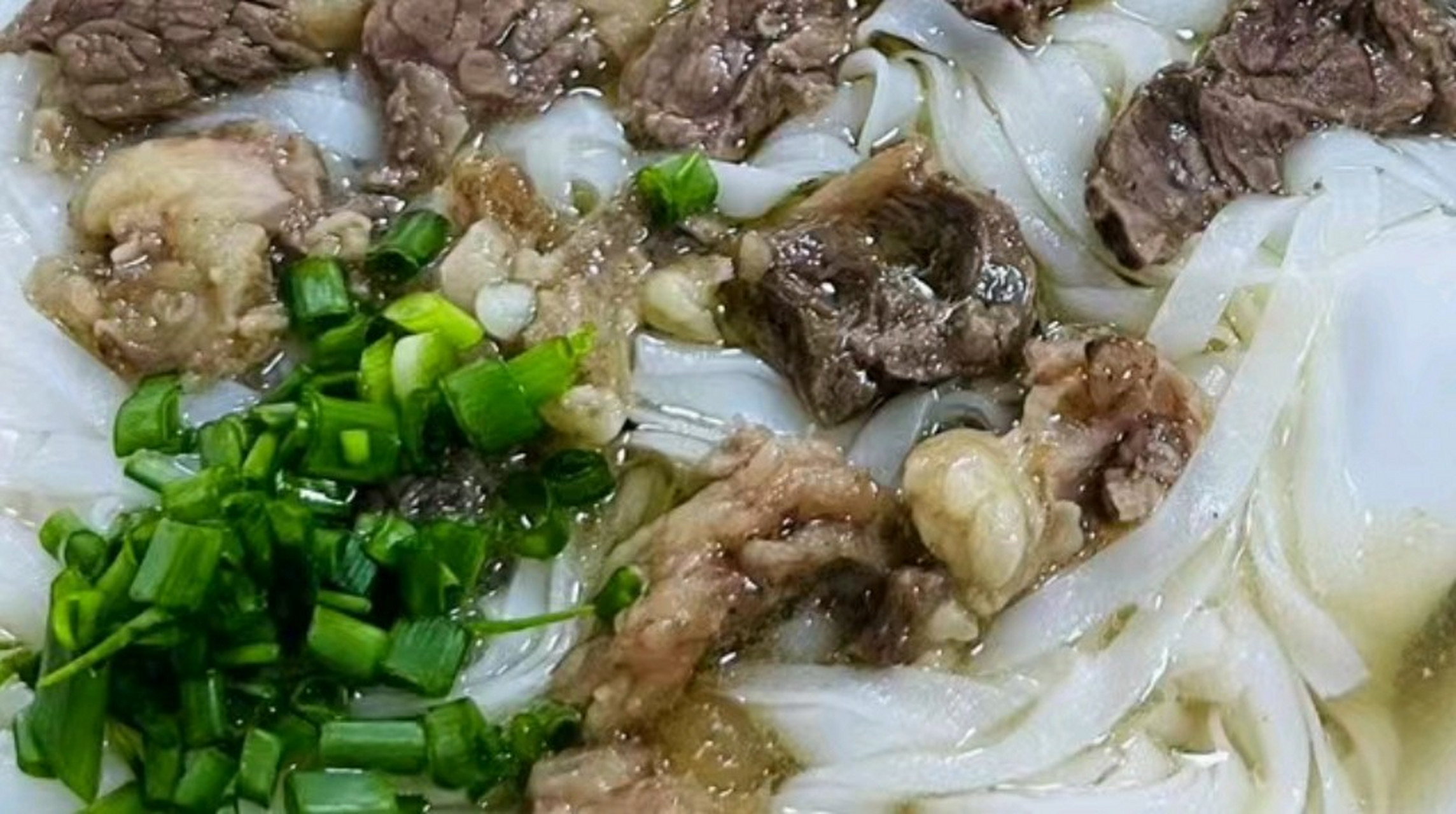 吃太多的浓汤牛杂,试一下这种清汤牛腩面,真的是太让人陶醉了.