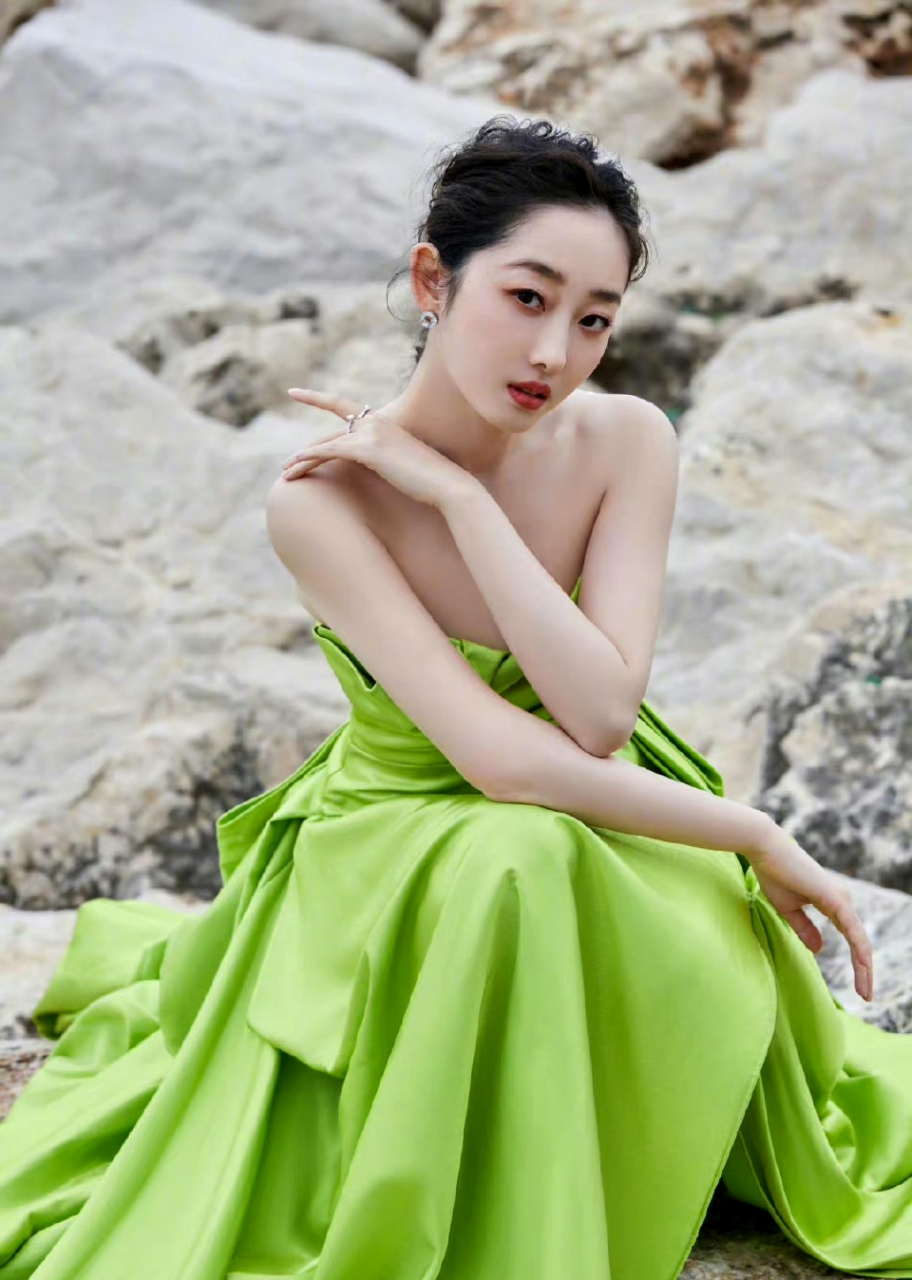 蒋梦婕这衣服是穿对了吧?好显白!