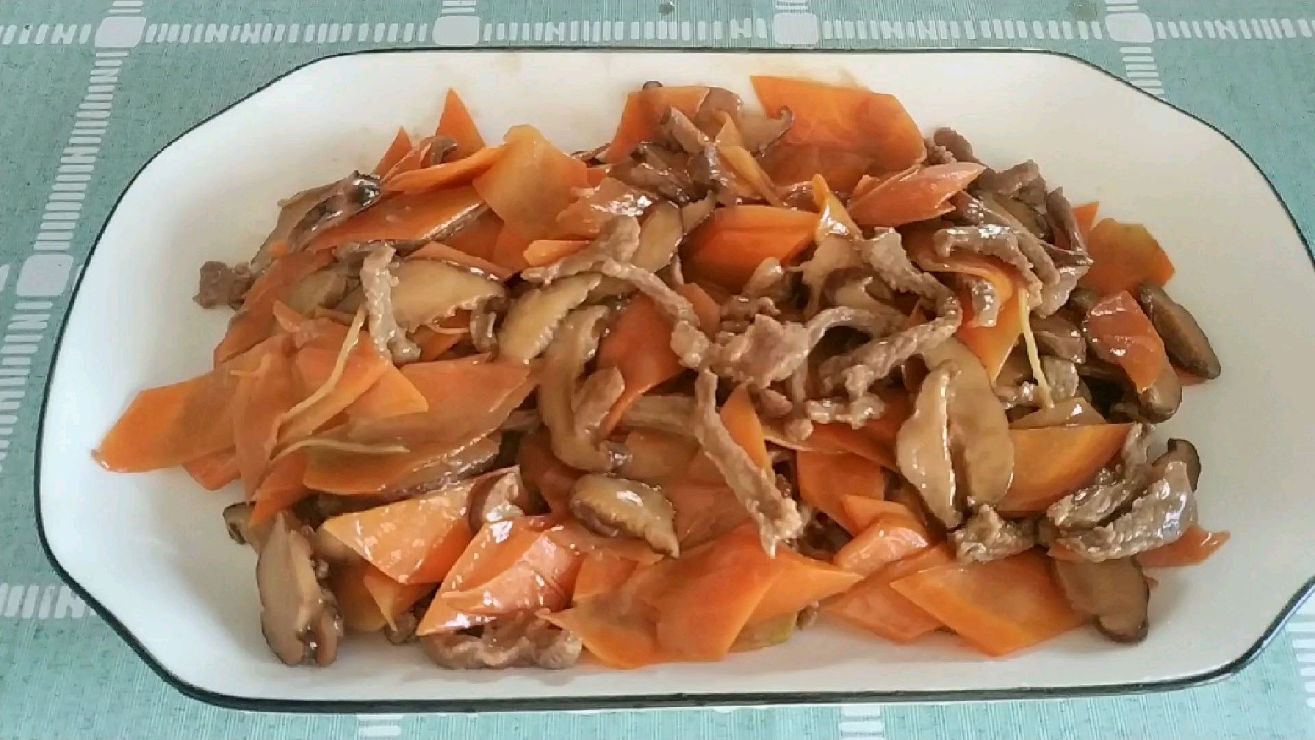 今天吃什么 家常菜:胡萝卜香菇炒牛肉,做法简单,好吃又下饭