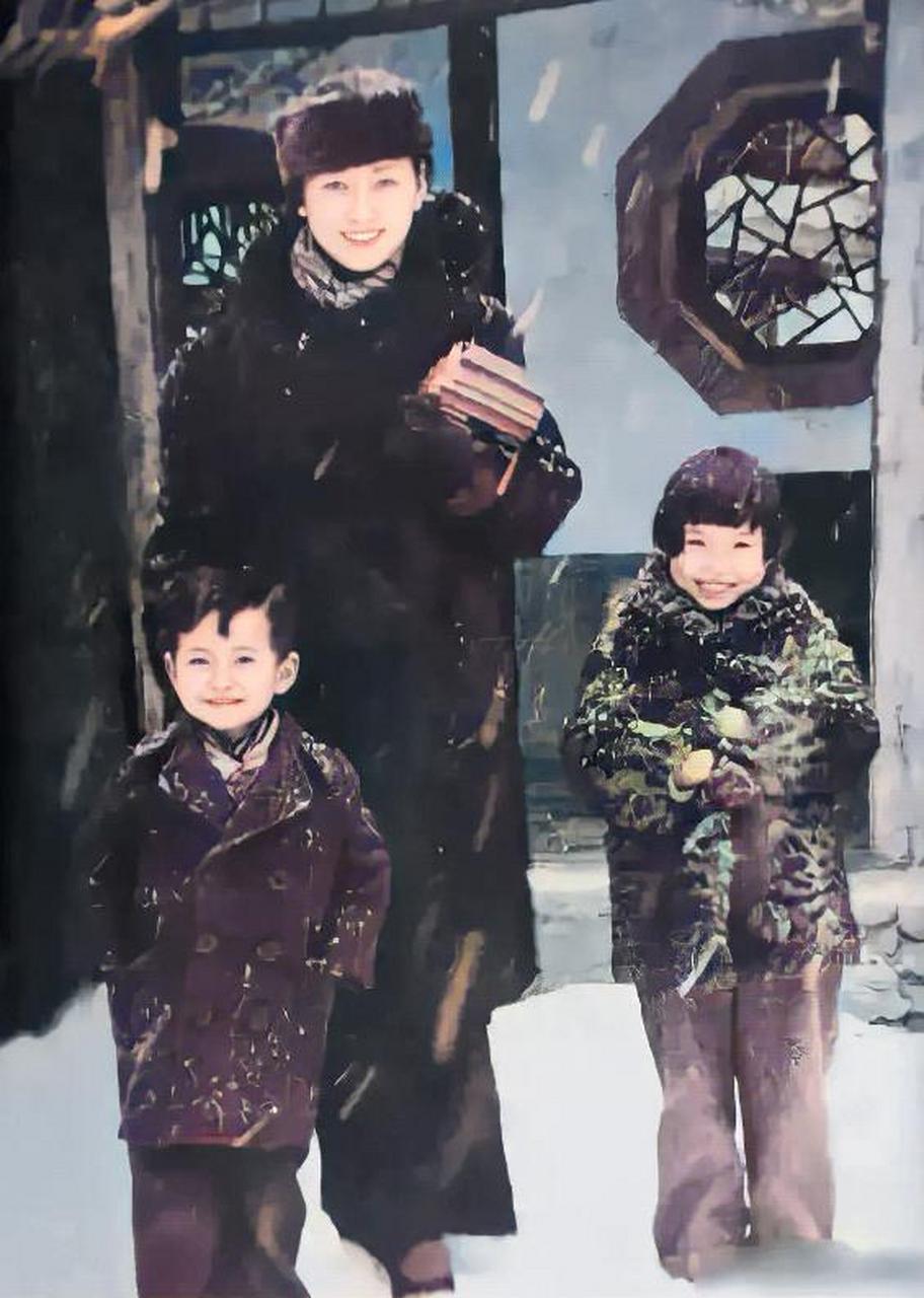 1936年冬,梁思成拍摄,林徽因和儿子女儿在雪中玩耍的照片.