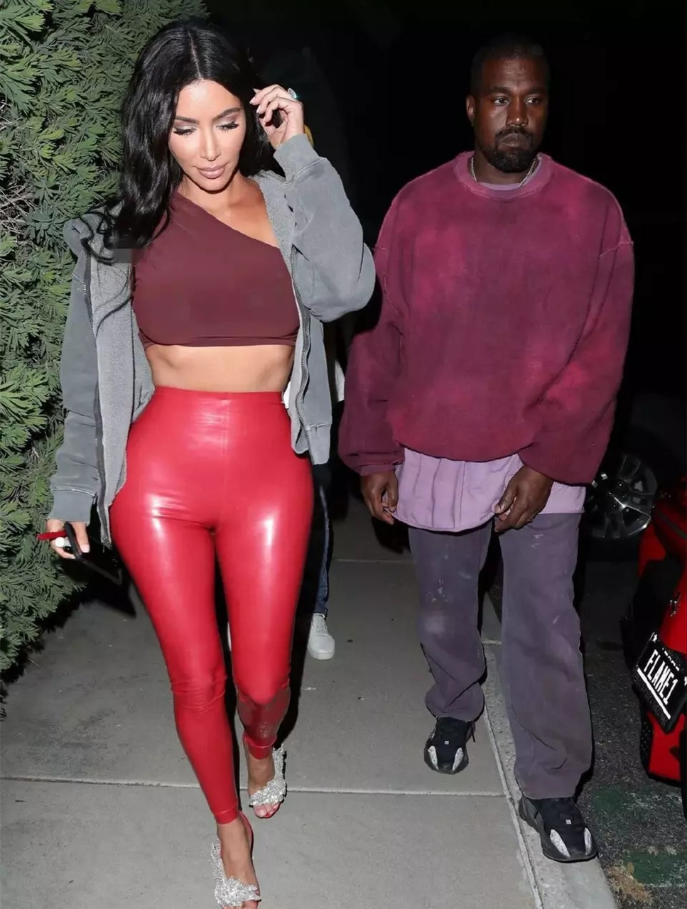 美国icon著名女星金·卡戴珊icon(kim kardashian)被拍到跟老公侃爷