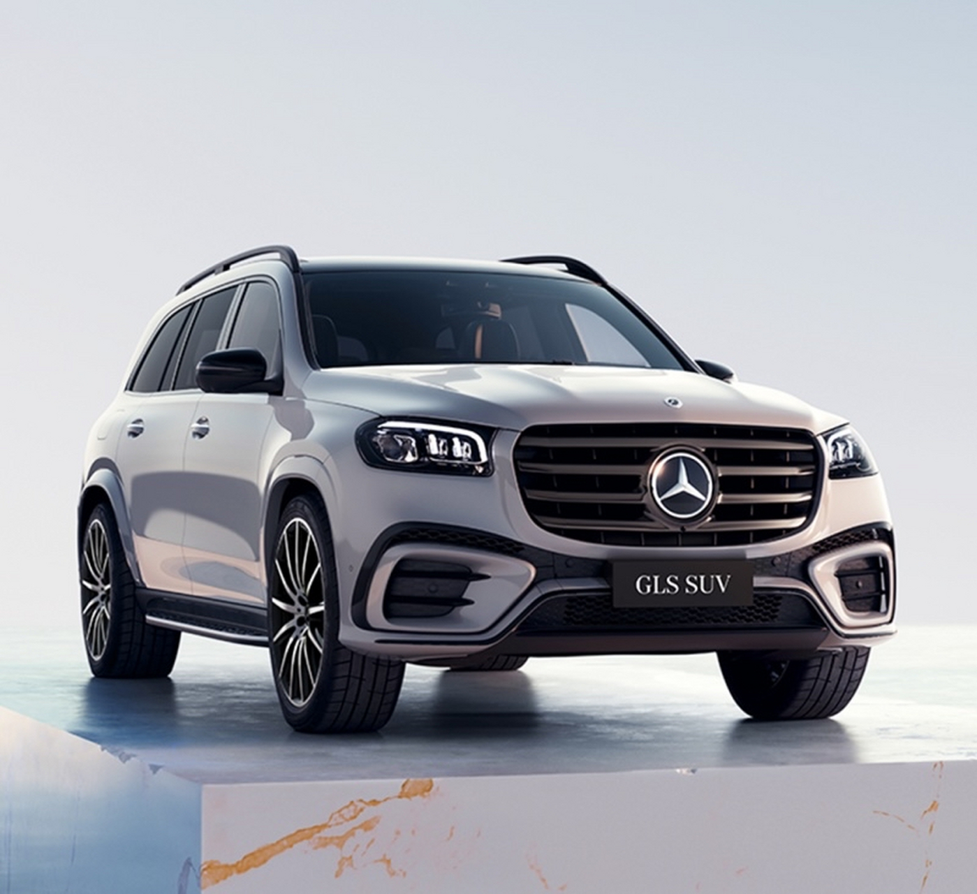 在11月17日开幕的广州车展上,新款奔驰gls 正式亮相并公布售价,售价