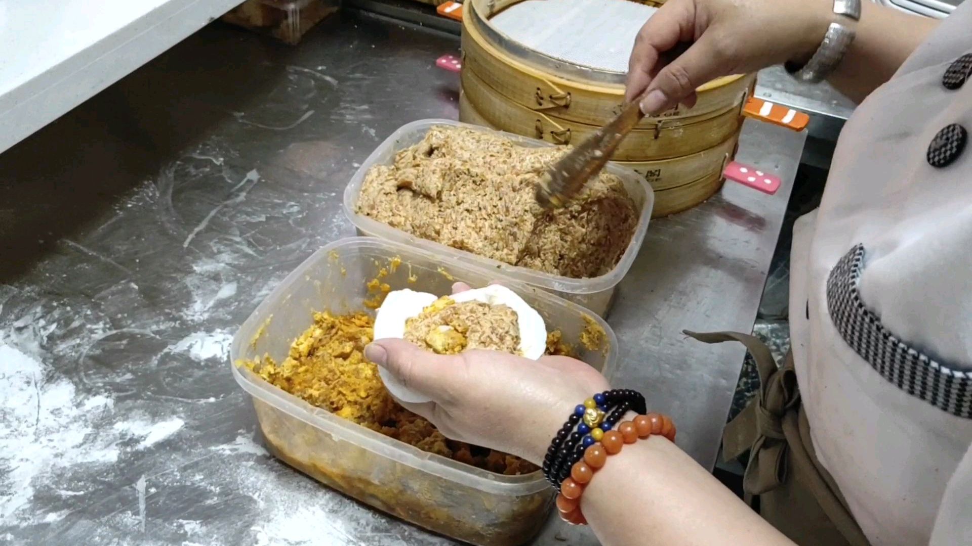 打卡青岛老字号汤包,咸蛋黄汤包是招牌,每个汤包有个完整咸蛋黄