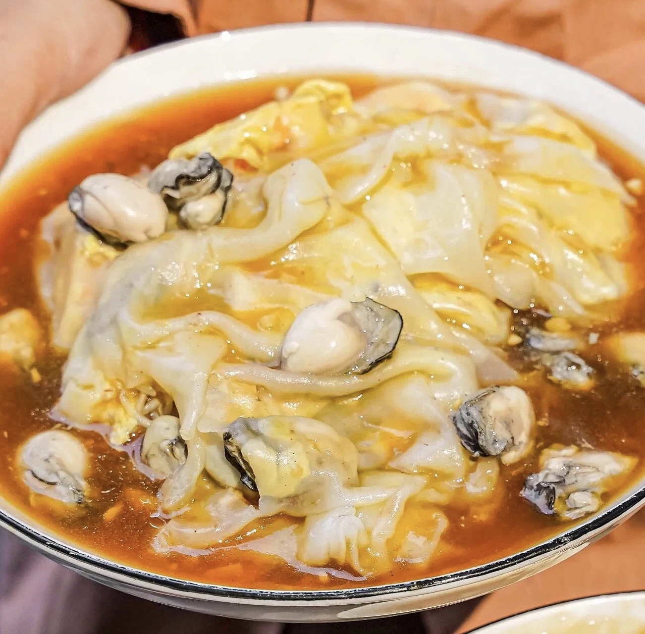 潮汕肠粉,粉皮薄嫩,酱汁浓稠,味道相当鲜美.