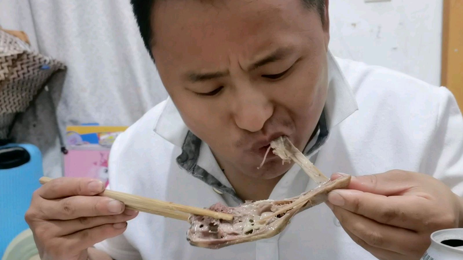 7块钱一只卤鹅头,味道也相当不差,喝点啤酒,这晚饭吃的挺美