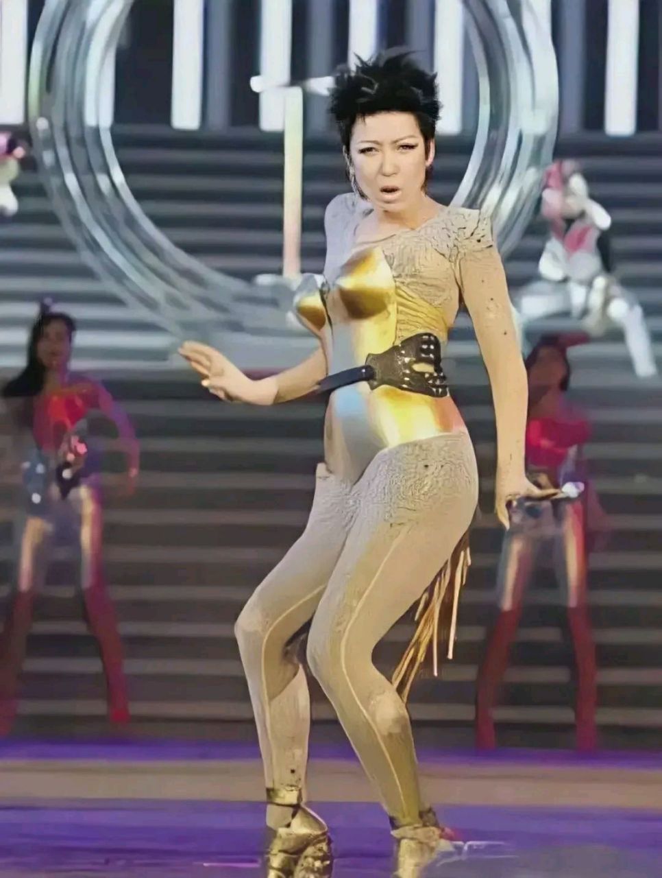 作为老牌歌星孙悦一直走在时尚前沿.这妆容加服装风格比较接近欧美风.