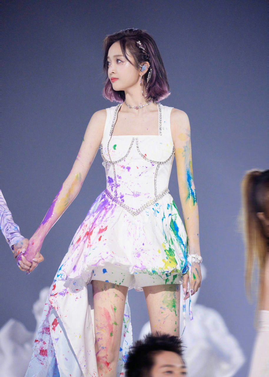 吴宣仪周洁琼这个造型还挺好看的,就是洗有点费劲[笑哭]