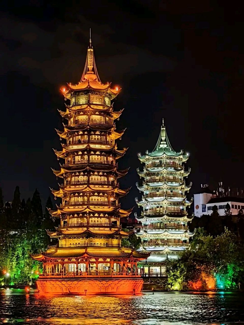 桂林日月双塔,被誉为世界第一铜塔,是桂林旅游的美丽夜景.