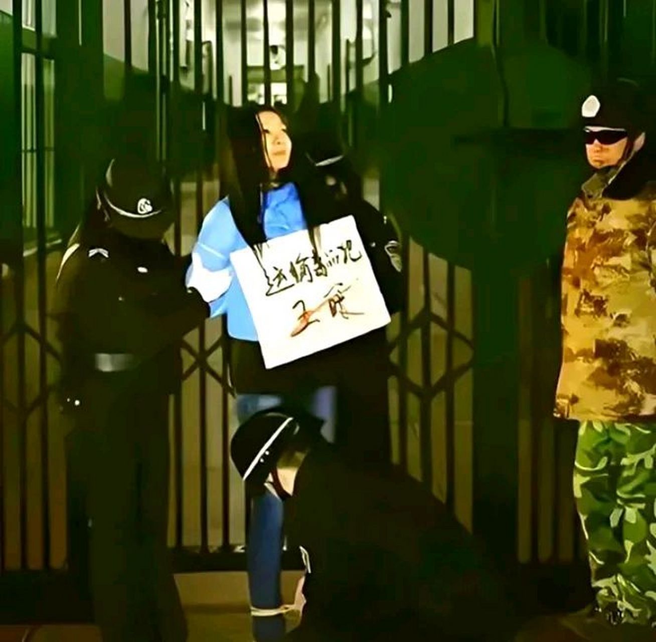 1990年,王暖就在等待被执行死刑,这时法警已经解开了她的脚镣,开始绑