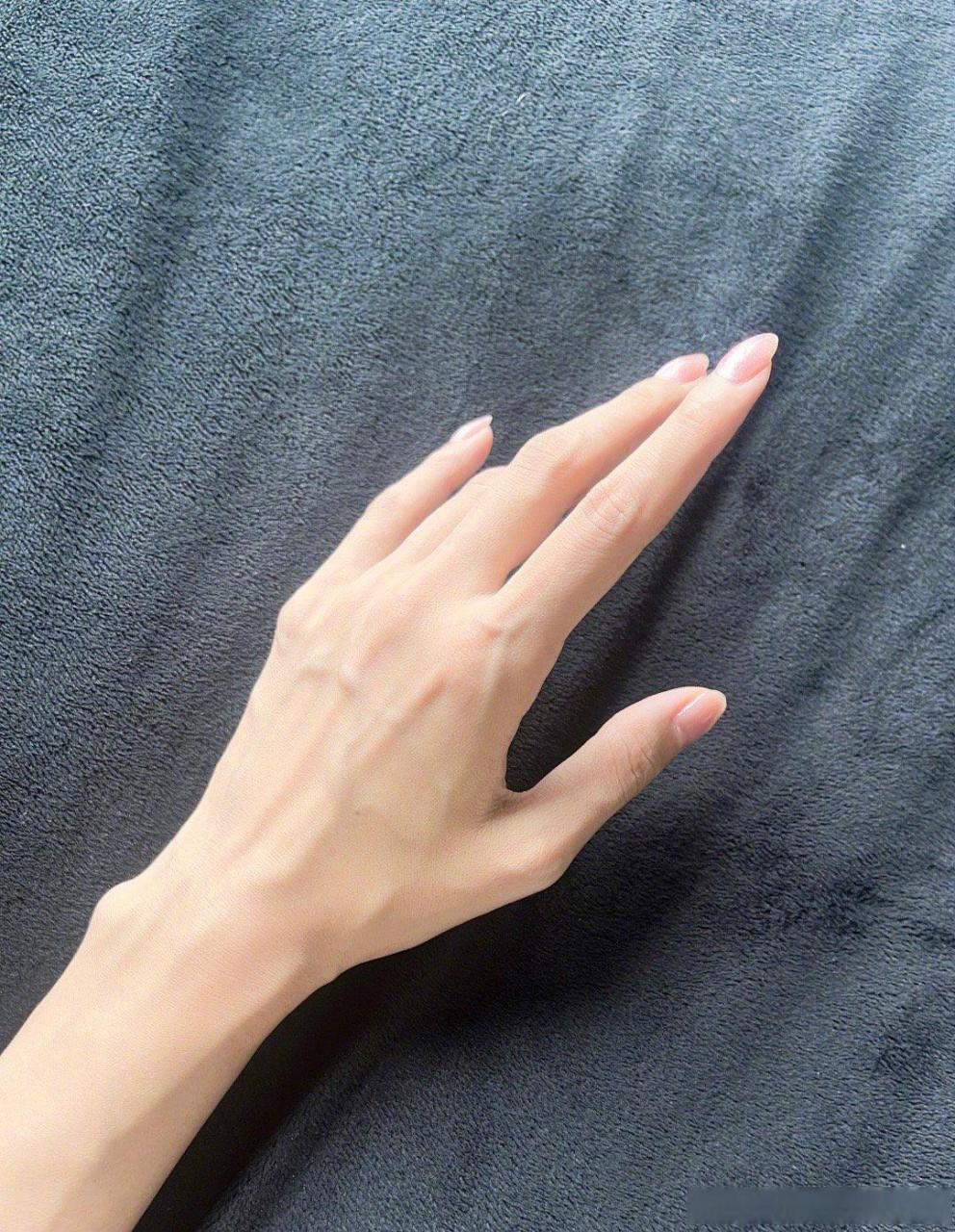 张蓝心你手指还是好看的,但是手背就瘦了点,手背有肉更富贵.