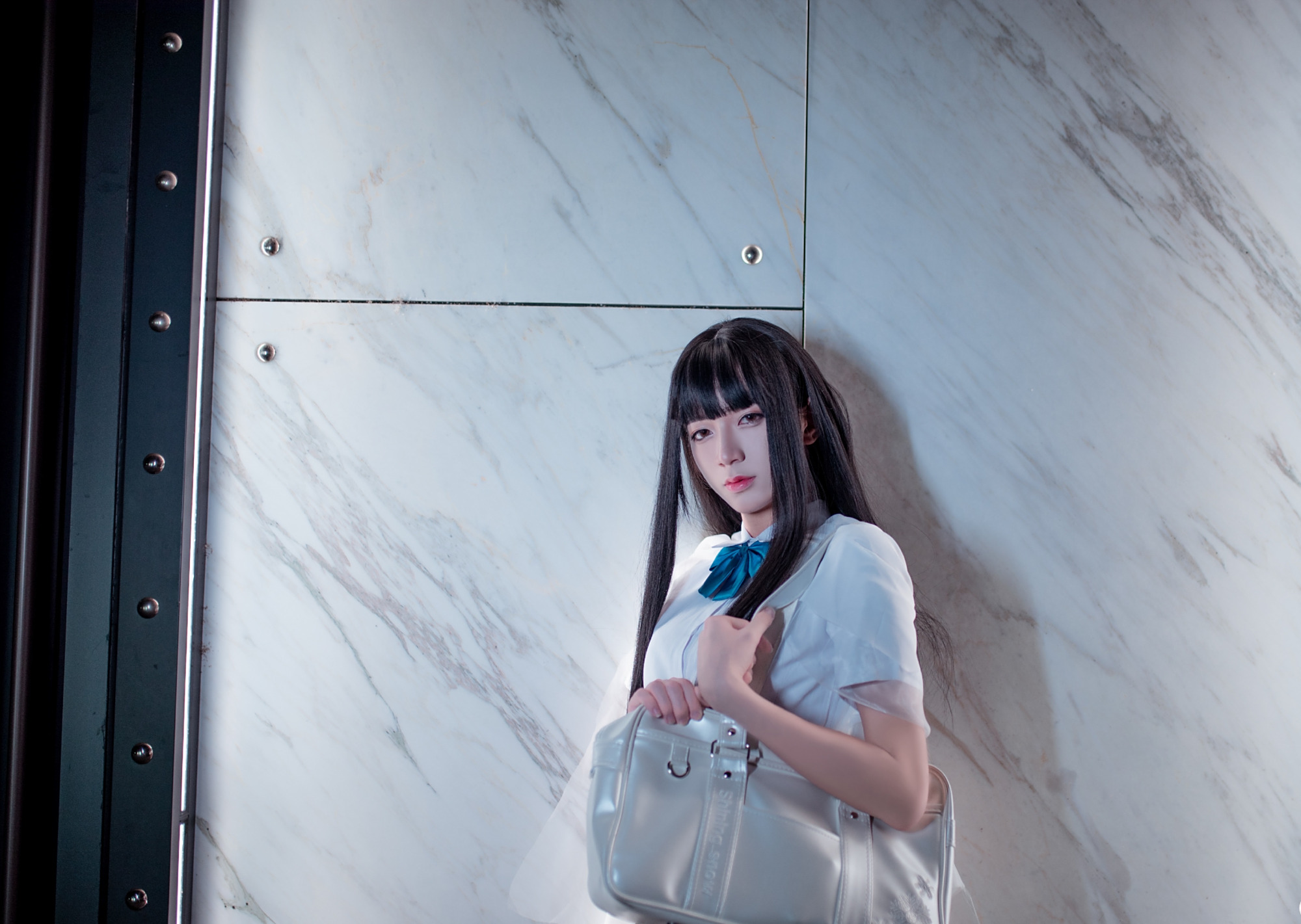 夜晚的街道,穿"黑丝"jk的女装大佬独坐在台阶上,惹不起啊