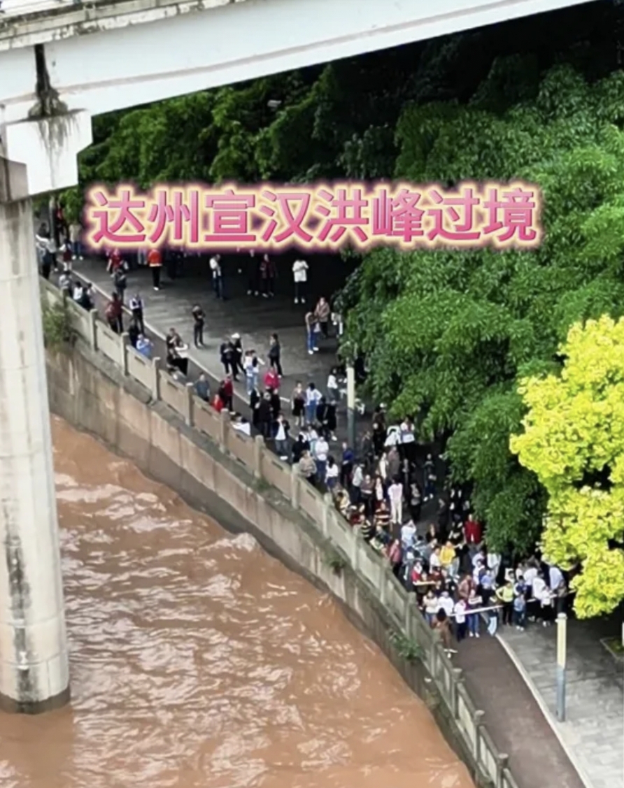 四川重慶遭遇特大暴雨洪水襲擊,各地緊急抗洪搶險