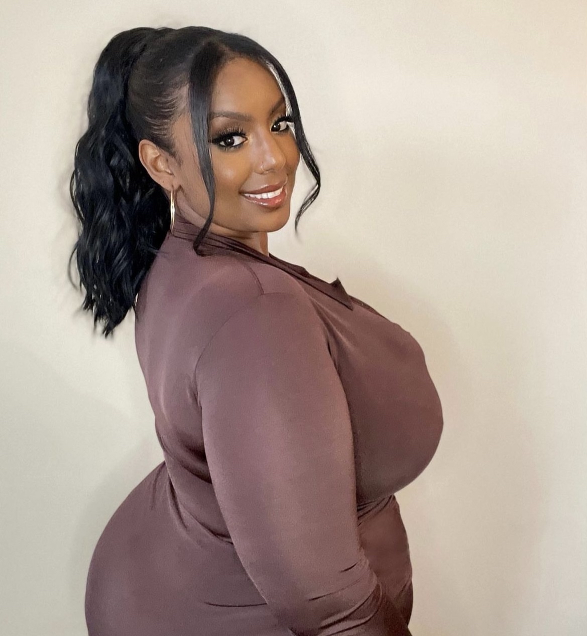 颜值与身材并存,独具魅力的黑人大码模特