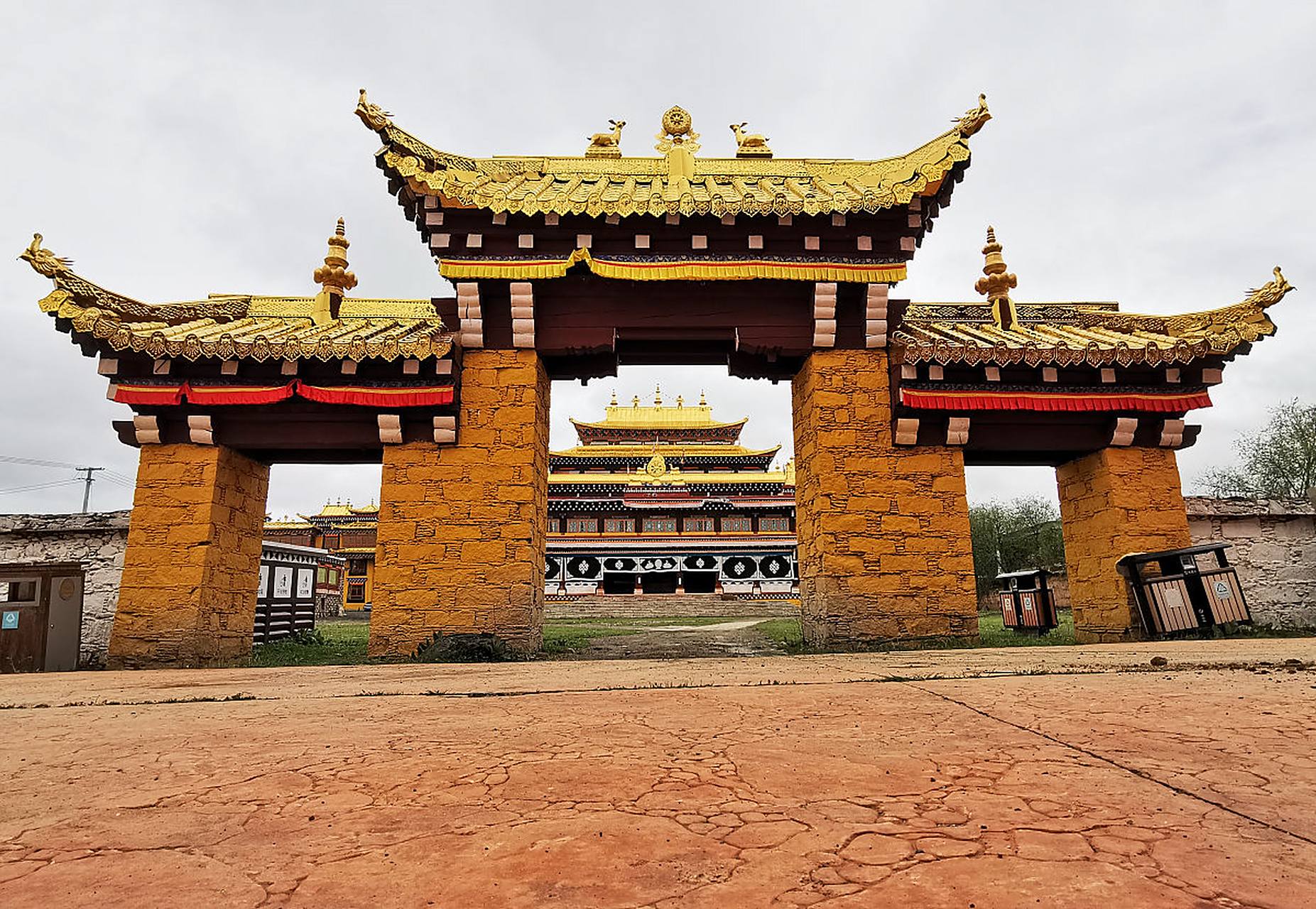 重逢巴蜀# 四川省甘孜州道孚县秘境里的莲花古刹惠远寺坐落于雅拉