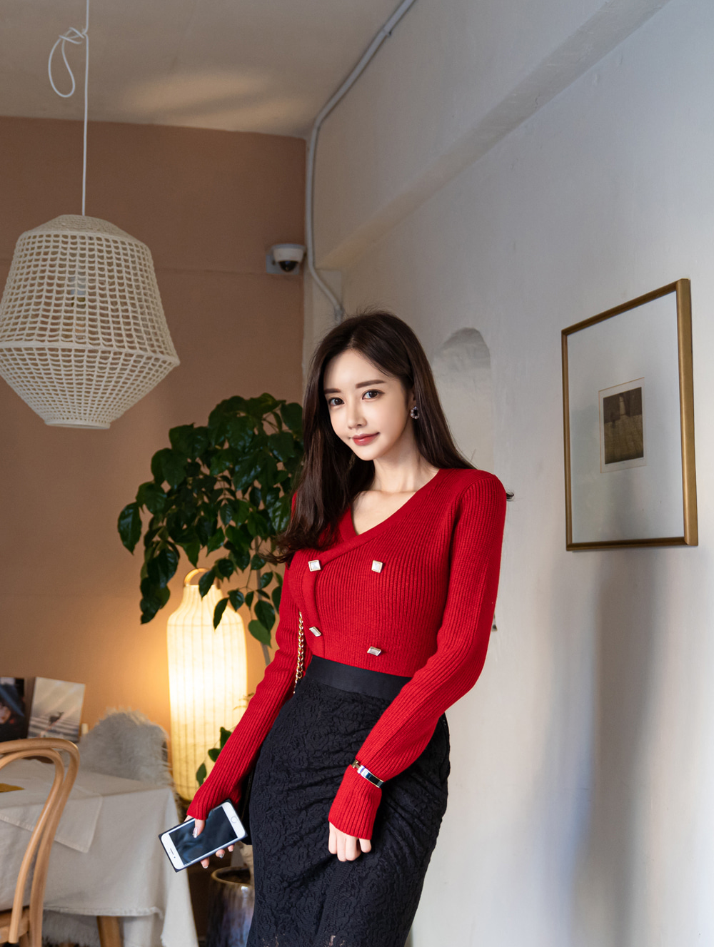 孙允珠韩国嫩模,酒红色系带上衣搭配性感及膝裙,妩媚动人