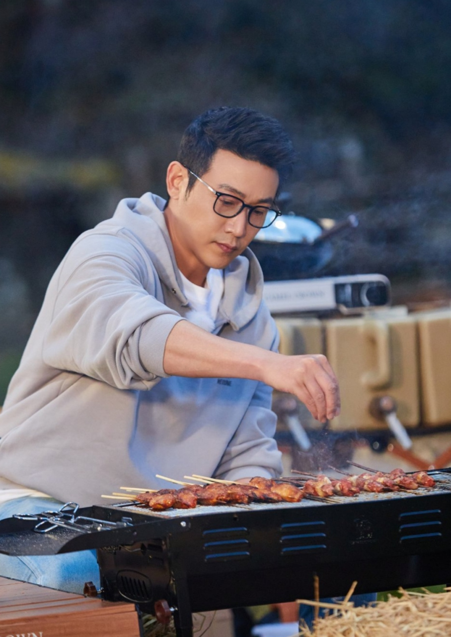 陆毅录节目和嘉宾聚餐,他烧烤的样子都那么帅,戴眼镜穿卫衣叠加风衣