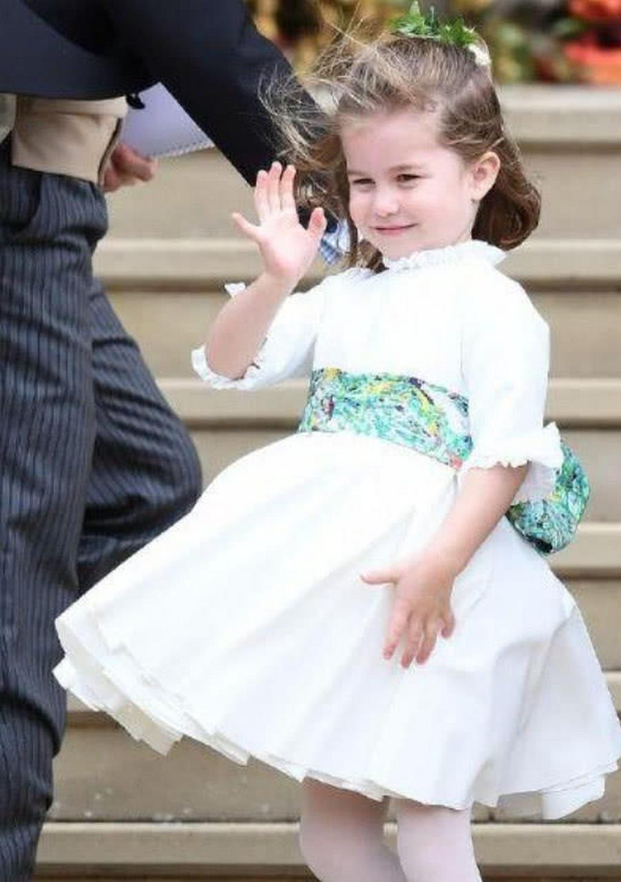 尤金妮公主大婚时,3岁多的夏洛特已是第4次担任花童了.