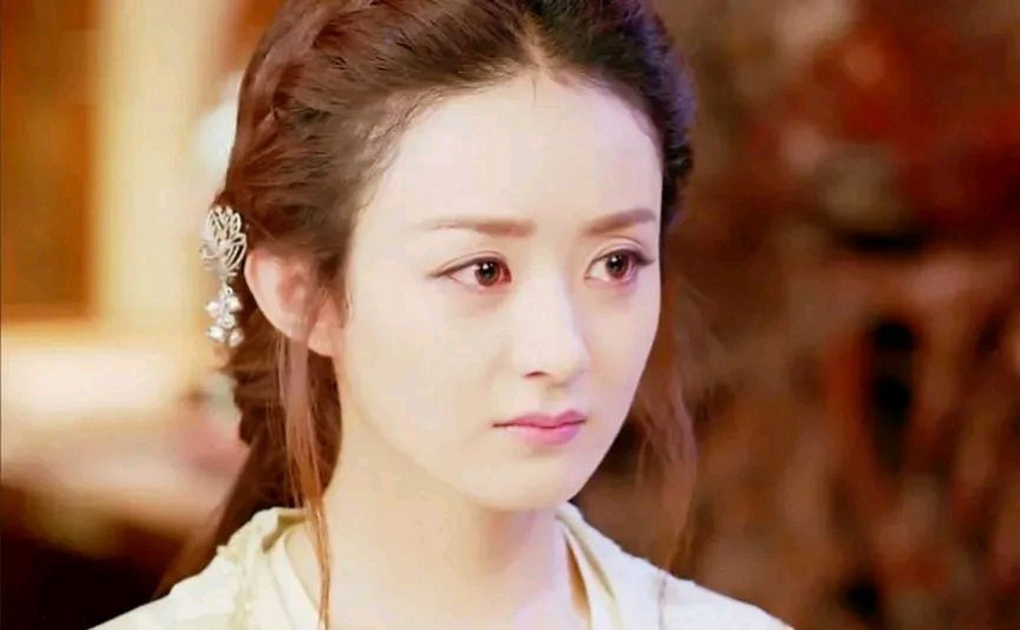 赵丽颖医美痕迹明显,楚乔传的时候眼窝凹陷,如今满脸的胶原蛋白,年轻