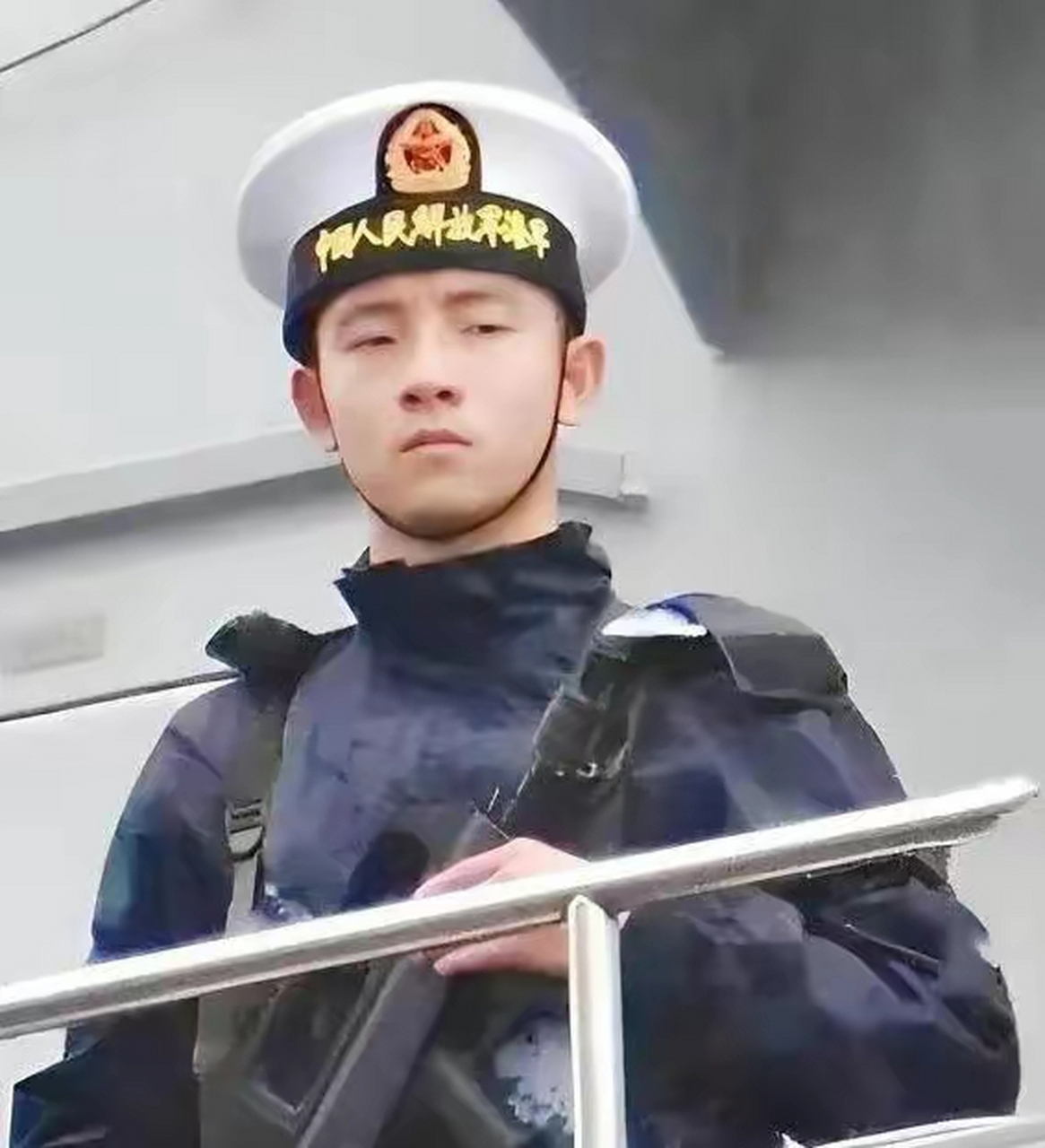 中国军人的眼神通常坚定,果敢,自信,代表着军队的荣誉和使命感.