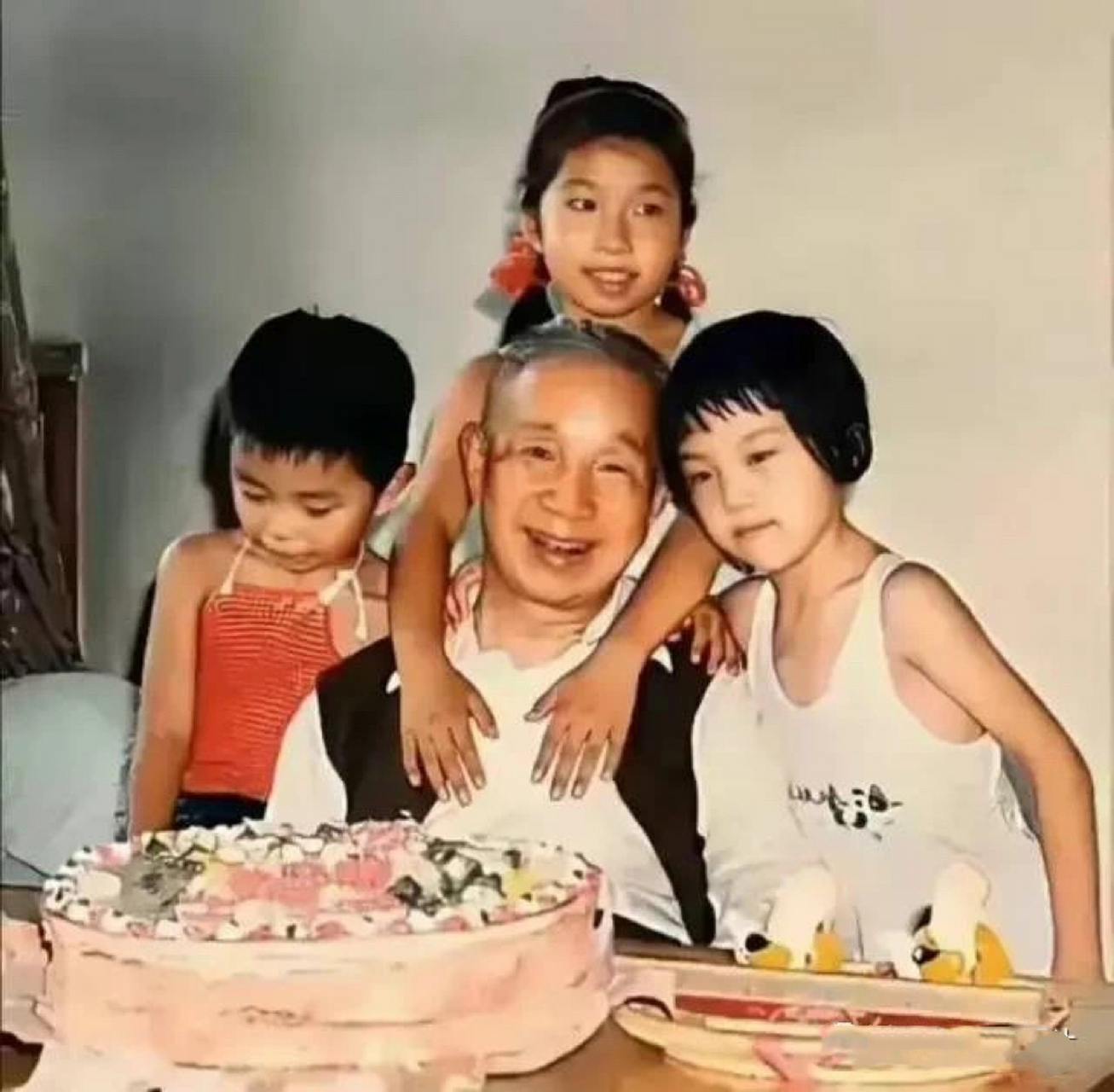 晚年的粟裕将军和孙子孙女们珍贵合影