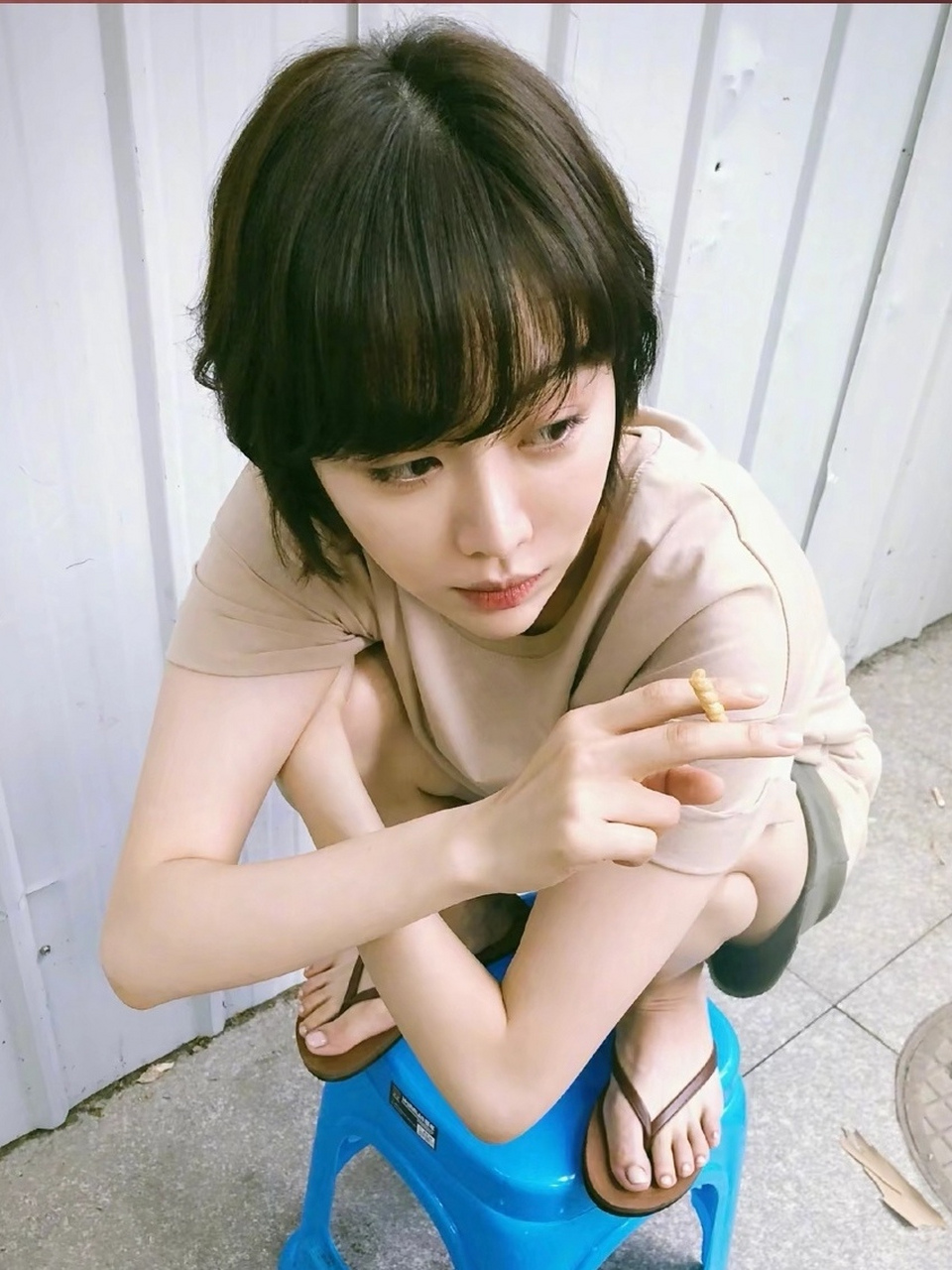 短发美女姜妍,看拿零食的手势,是老烟民吗?