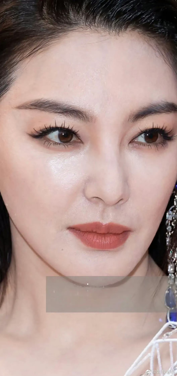 张雨绮戛纳超清生图,好真实的皮肤状态,细纹,卡粉,泛油,原来明星也会