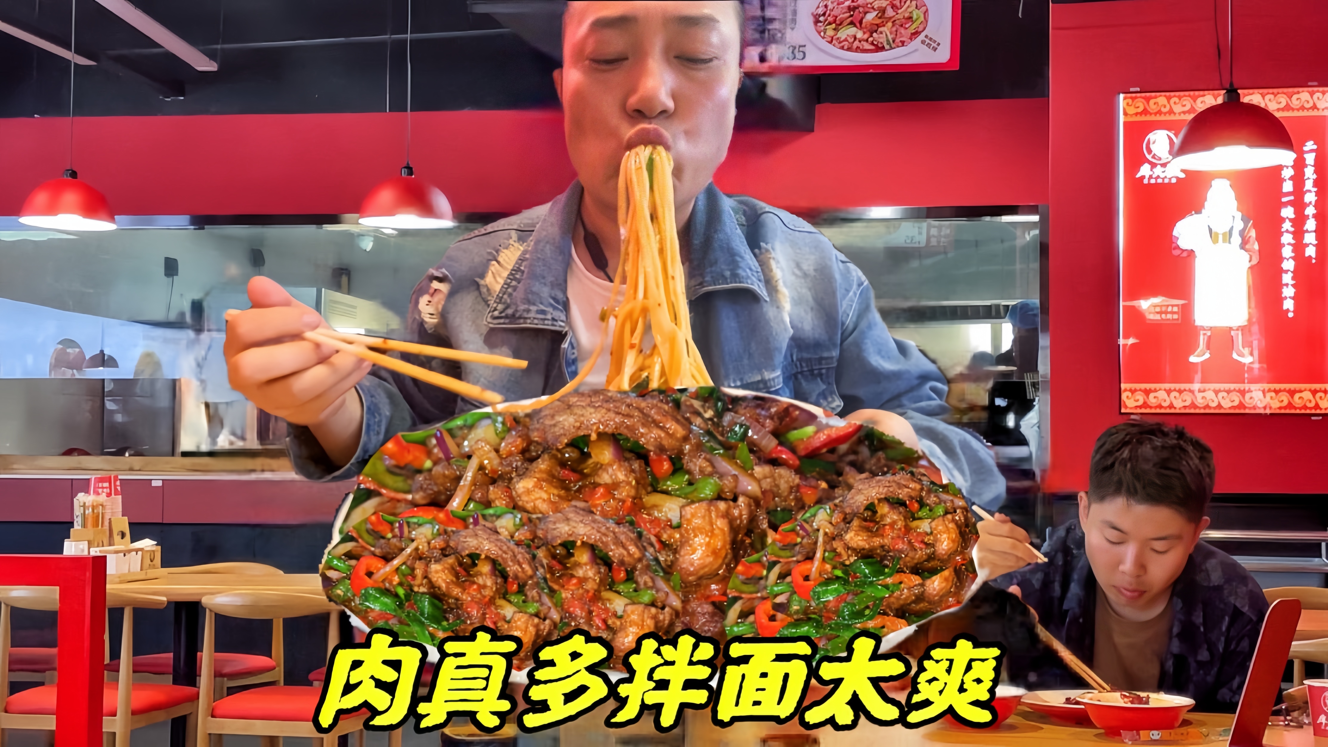 200克牛后腿肉新疆拌面,35元足足一盘肉溢出盘子,拌着面吃过瘾